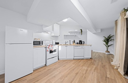 Barrie Apartamento | Charming 1-bed basement, WI-fi & Pull Out Sofa