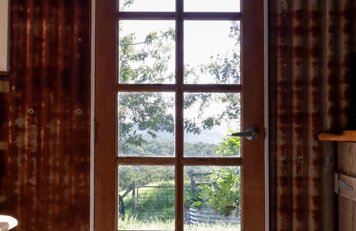 Tenterfield Casa | Charming 1-Bed Farm Cabin with Wood Fire