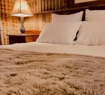 Tenterfield Casa | Charming 1-Bed Farm Cabin with Wood Fire
