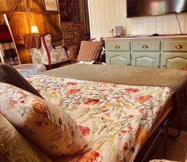 Tenterfield Casa | Charming 1-Bed Farm Cabin with Wood Fire