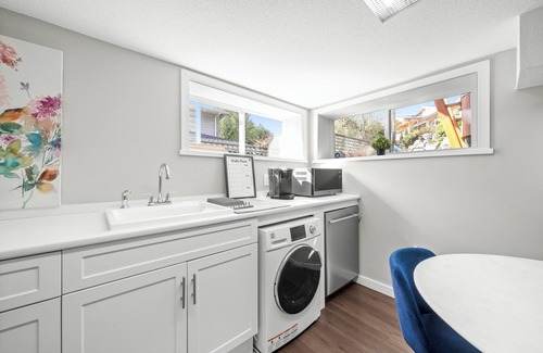 Upper Lonsdale Casa | Charming 1-bedroom private suite in Upper North Vancouver