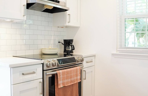 Poinciana Park Cabaña | Charming 1 bedroom Cottage in West Palm Beach