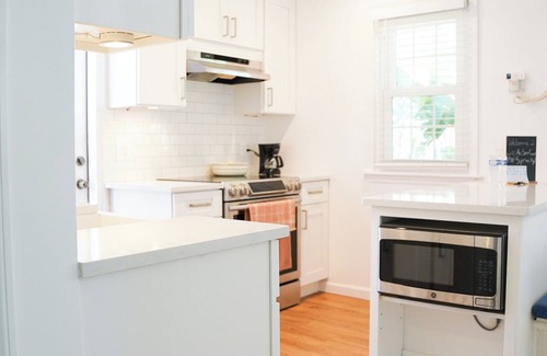 Poinciana Park Cabaña | Charming 1 bedroom Cottage in West Palm Beach