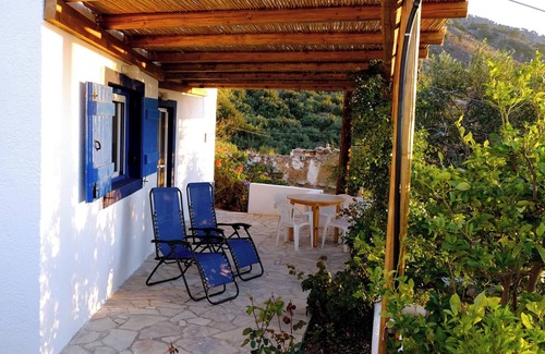 Pefki Cabaña | Charming 1-bedroom cottage in the mountain-side village of Schinokapsala