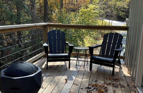Roan Mountain Cabaña | Charming 1-bedroom cottage with WiFi, AC in lovely Roan Mountain