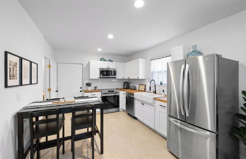 Tarpon Springs Cabaña | Charming 1-bedroom Cottage - Close to Downtown/Sponge Docks/Beaches/Trails