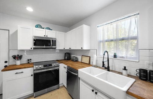 Tarpon Springs Cabaña | Charming 1-bedroom Cottage - Close to Downtown/Sponge Docks/Beaches/Trails