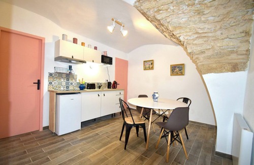 Remoulins Apartamento | Charming 1-bedroom apartment in the historic village centre of Remoulins