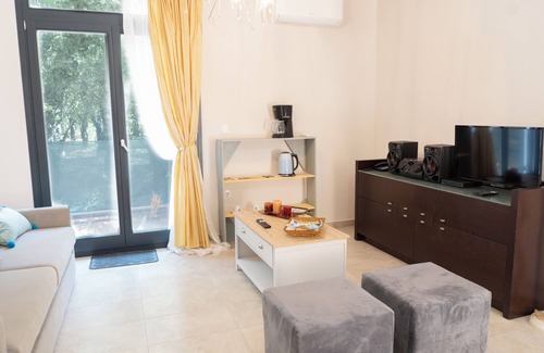 Chios Apartamento | Charming 1-bedroom apartment in delightful Chios and traditional Kampos area.