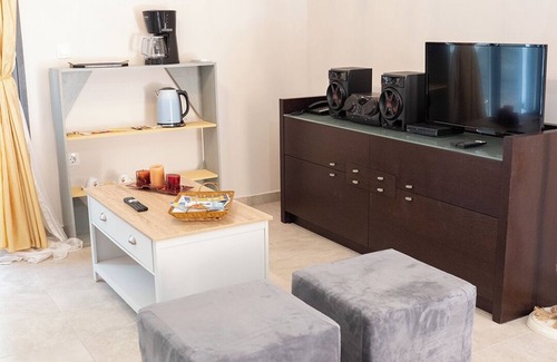Chios Apartamento | Charming 1-bedroom apartment in delightful Chios and traditional Kampos area.