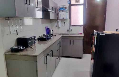 Zirakpur Apartamento | Charming 1-bedroom apartment with AC, WiFi, Smart Tv-40inch in tranquil zirakpur
