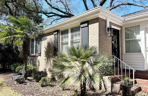 Georgetown Casa | Charming 1-bedroom bungalow in beautiful DOWNTOWN Georgetown with WiFi, AC