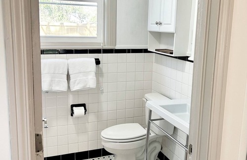Georgetown Casa | Charming 1-bedroom bungalow in beautiful DOWNTOWN Georgetown with WiFi, AC