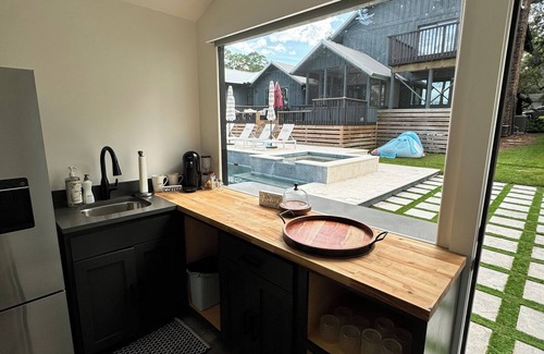 Niceville Cabaña | Charming 1-bedroom Bayfront cottage with dock access in Niceville