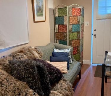 Yorktown Apartamento | Charming 1-bedroom Basement Close to DC Pets Allowed