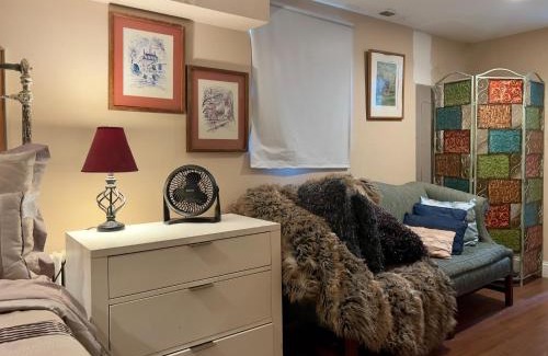 Yorktown Apartamento | Charming 1-bedroom Basement Close to DC Pets Allowed