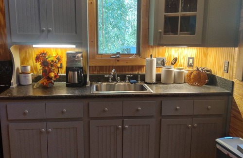 Peaks Cabina | Charming 1-bedroom cabin with loft on Stoney Creek in Beautiful Bedford County
