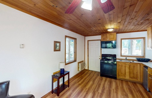Cobb Cabina | Charming 1 bedroom cabin. Queen bed, WIFI, King Sofa Sleeper. Outdoor seating.