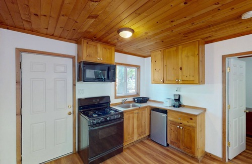Cobb Cabina | Charming 1 bedroom cabin. Queen bed, WIFI, King Sofa Sleeper. Outdoor seating.
