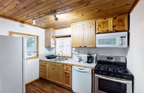Cobb Condominio | Charming 1 bedroom Cabin with King bed, Queen Sofa Sleeper, WIFI, Kitchen, Deck