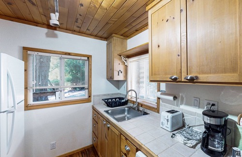 Cobb Condominio | Charming 1 bedroom Cabin with King bed, Queen Sofa Sleeper, WIFI, Kitchen, Deck
