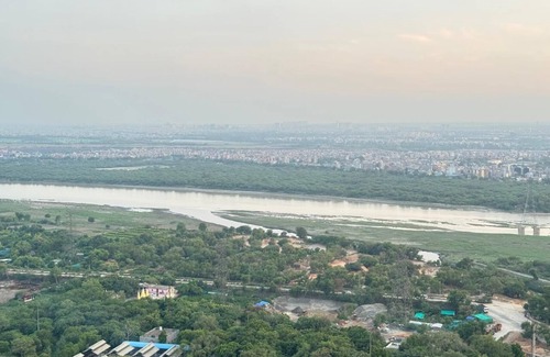 Noida Apartamento | Charming 1-bedroom city and river view apartment in pleasant Noida with WiFi, AC