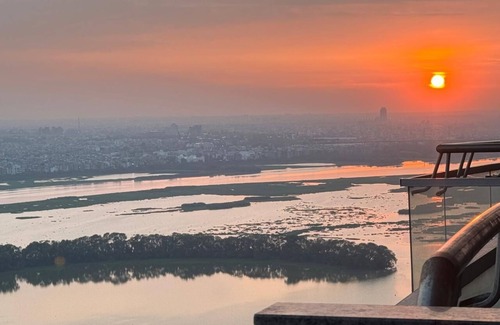 Noida Apartamento | Charming 1-bedroom city and river view apartment in pleasant Noida with WiFi, AC