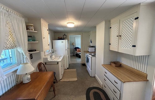 Dennis Port Cabaña | Charming 1-bedroom cottage in Dennis, central to everything!