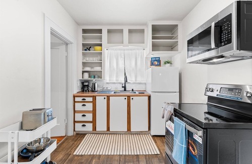Piedmont Casa | Charming 1-bedroom duplex with WiFi, AC Fenced Backyard - Extended Stay Welcome