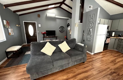 Allied Gardens Casa | Charming 1-bedroom Guest House in fabulous San Diego with AC, WiFi, TV