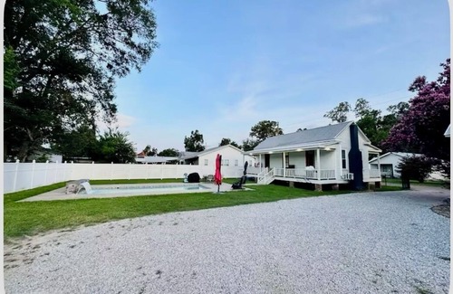 Marksville Cabaña | Charming 1-bedroom historical cottage in serene Marksville with AC and pool.