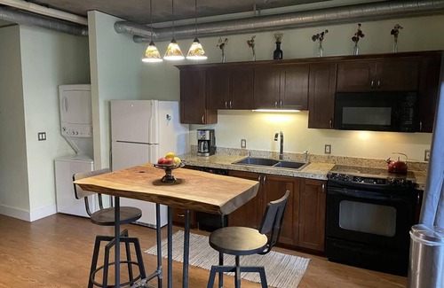 Old Town Chinatown Condominio | Charming 1 Bedroom Industrial Loft w/ Dedicated Parking
