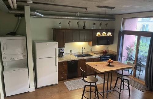 Old Town Chinatown Condominio | Charming 1 Bedroom Industrial Loft w/ Dedicated Parking