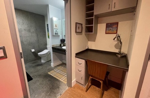 Old Town Chinatown Condominio | Charming 1 Bedroom Industrial Loft w/ Dedicated Parking