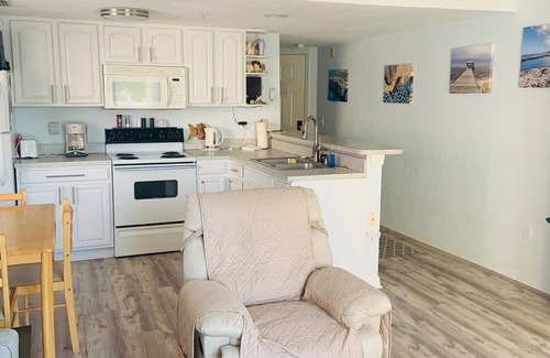 West End Condominio | Charming 1-bedroom condo in superb Cayman Brac with pool