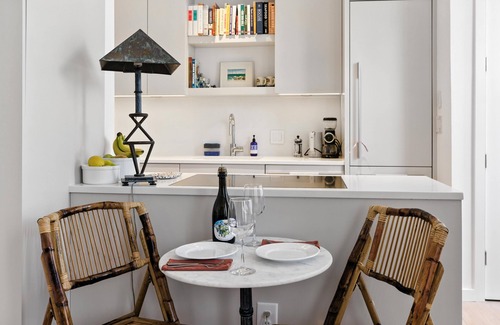 Harleston Village Condominio | Charming 1-bedroom Pied-à-terre on Colonial Lake