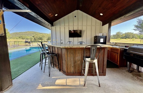 Sabinal Casa | Charming 1-bedroom pool house in lovely Concan with AC and out door kitchen.
