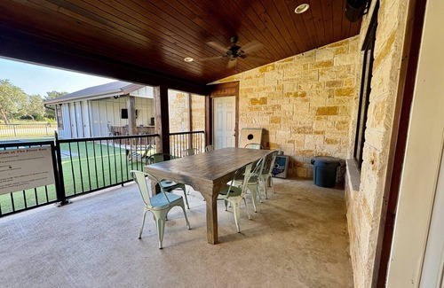 Sabinal Casa | Charming 1-bedroom pool house in lovely Concan with AC and out door kitchen.