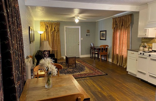 Natchez Casa | Charming 1-bedroom shotgun style house in historic downtown Natchez