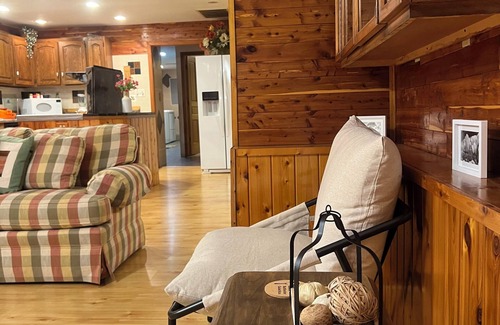 Cherry Valley Cabaña | Charming 1-bedroom cottage in Cherry Valley - within walking distance to parks.