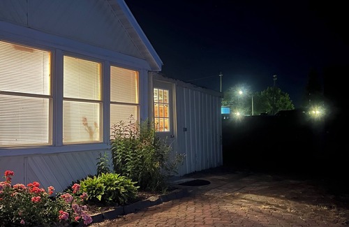 Cherry Valley Cabaña | Charming 1-bedroom cottage in Cherry Valley - within walking distance to parks.