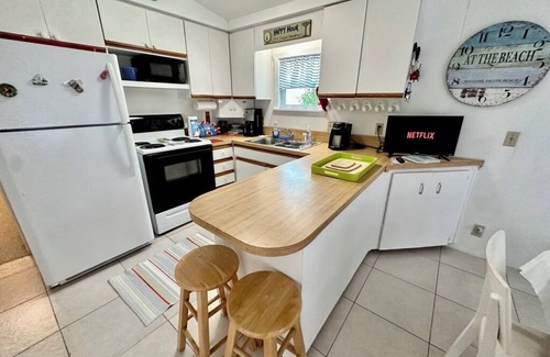 Nettles Island Casa | charming 1-bedroom, 1-bathroom beach bungalow is nestled on a spacious corner lot