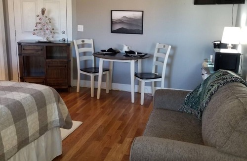 McMinnville Apartamento | Charming 1-bedroom apartment with WiFi and AC in peaceful McMinnville.