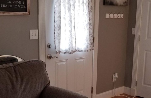 McMinnville Apartamento | Charming 1-bedroom apartment with WiFi and AC in peaceful McMinnville.