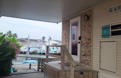 Port Isabel Cabaña | Charming 1-bedroom waterfront beach cottage on the canal in LIV Port Isabel