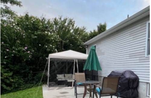 Sound Beach Casa | Charming 1-bedroom apt in house walking distance to the beach and restaurants