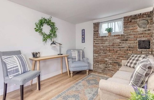 Sound Beach Casa | Charming 1-bedroom apt in house walking distance to the beach and restaurants
