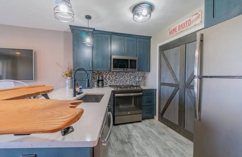 Ferrysburg Condominio | Charming 1-bedroom waterfront condo in fabulous Spring Lake.