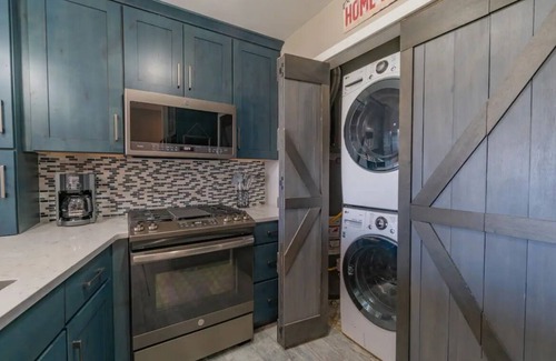 Ferrysburg Condominio | Charming 1-bedroom waterfront condo in fabulous Spring Lake.