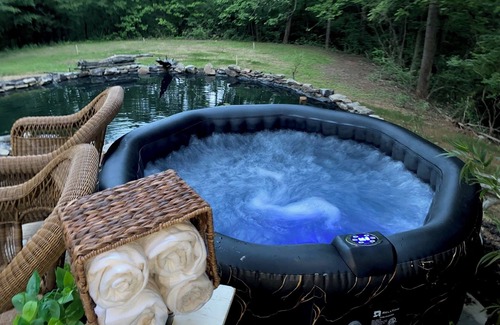 Jasper Cabaña | Charming 1-bedroom cottage on pond with hot tub in delightful Talking Rock.